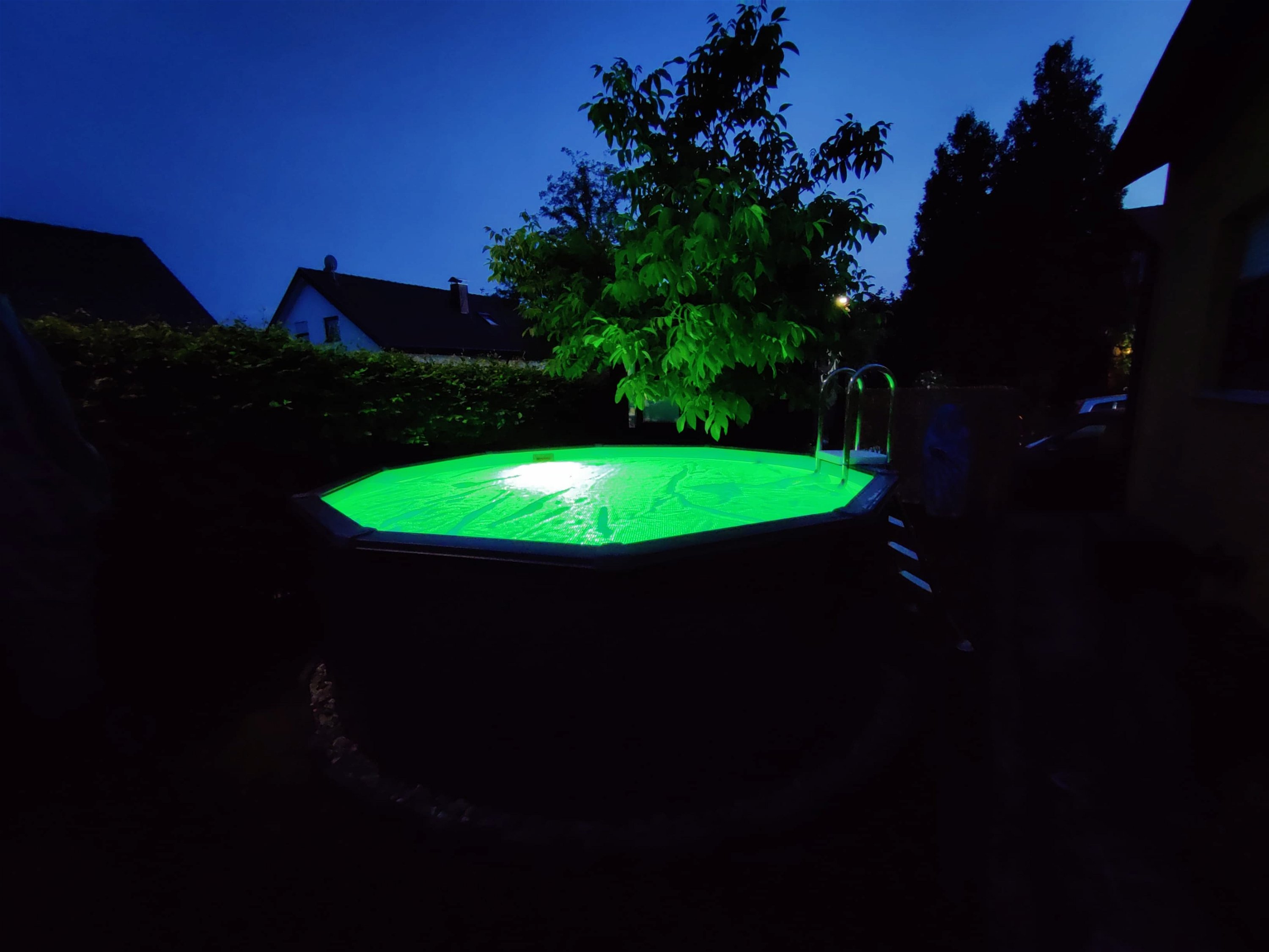 Smart Light im Pool